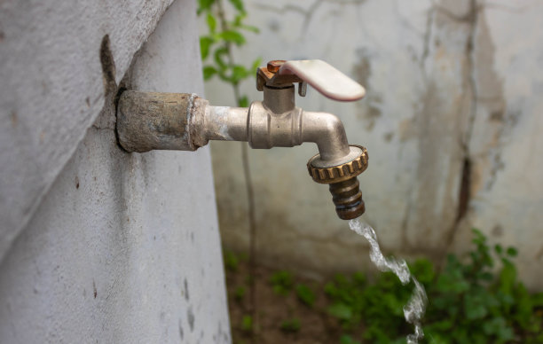 户外花园水龙头与流动水的特写图片下载