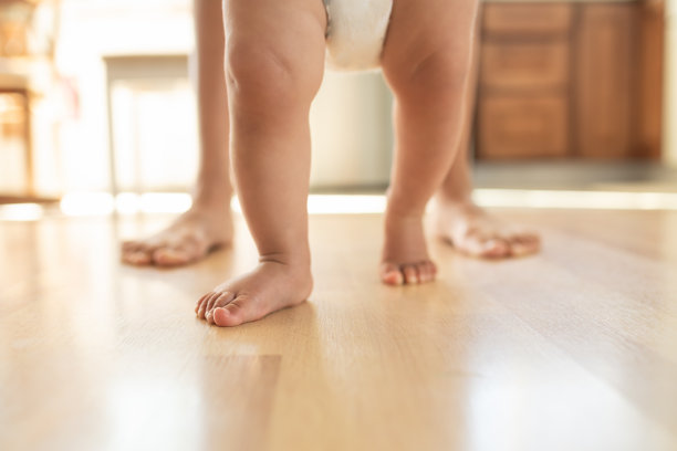 学走路的孩子走着婴儿的步子。图片下载