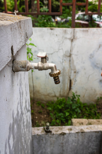 户外花园水龙头的特写图片下载