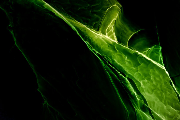 醇墨底色，抽象绿色黑色海洋波浪，丙烯漆海洋漩涡图案，污渍和斑点图片下载