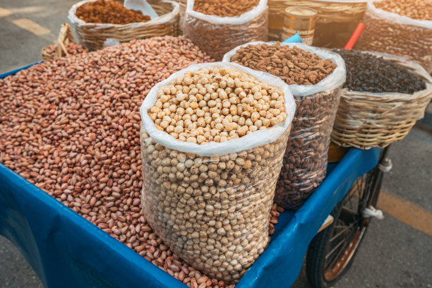 榛子，开心果和其他坚果和葡萄干在当地市场或东方集市的农民柜台上图片下载