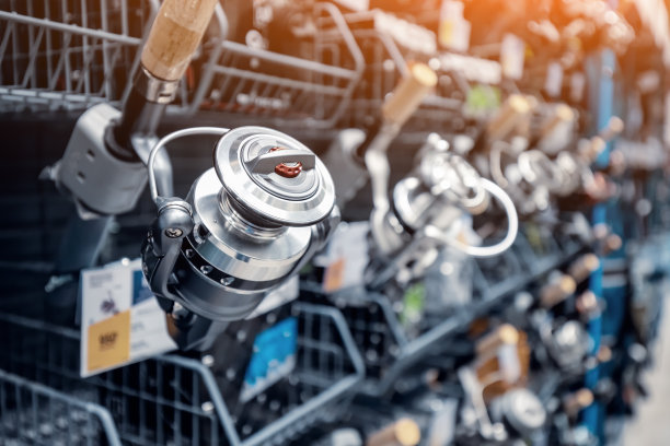 特写软焦点的观点从一个专业钓竿在一个垂钓店。图片下载