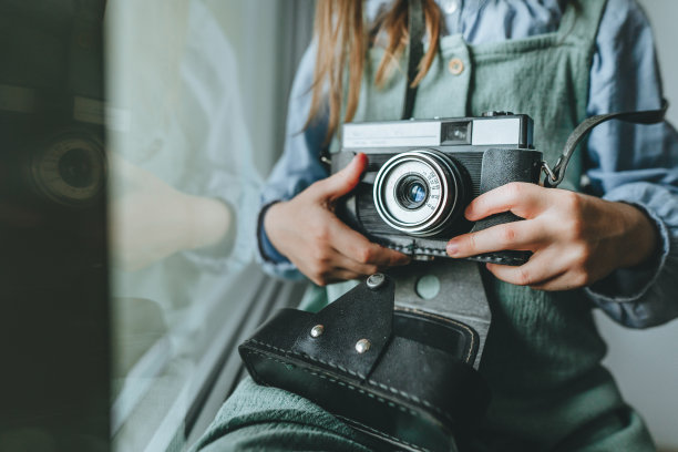 不明身份的小女孩用胶片相机拍照图片下载
