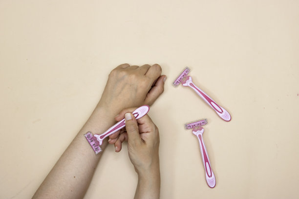 手刮毛，腋下或用剃刀拔腋下，脱毛和皮肤护理的概念图片下载