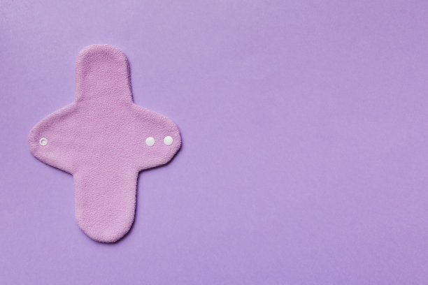 环保可重复使用面料女性护垫。一套色彩鲜艳、可重复使用的月经垫。零浪费女性时期的概念俯视图与复制空间图片下载