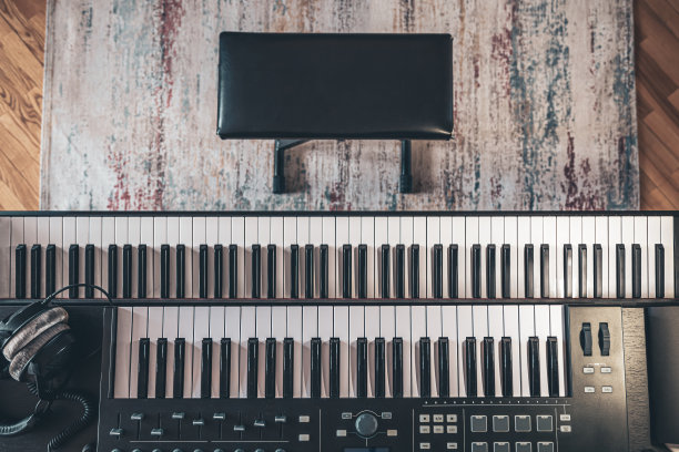 钢琴键，俯视图，音乐家的工作场所，音乐会。图片下载