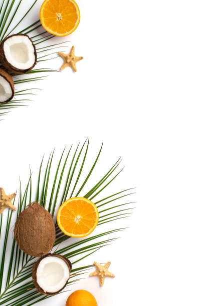 暑假的概念。俯视图垂直照片的热带水果开裂的椰子，橘子棕榈叶和海星在孤立的白色背景与空白图片下载