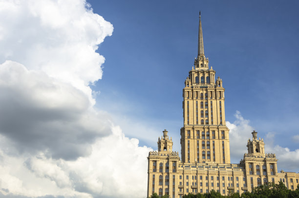 在俄罗斯莫斯科，以云为背景的斯大林摩天大楼的建造图片下载
