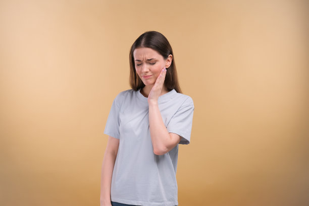 一名患有牙痛、蛀牙或敏感的年轻女性的肖像照片图片下载