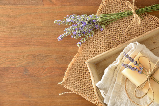 天然薰衣草香皂在毛巾上，木桌与花束图片下载