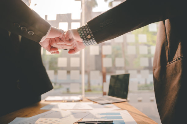 全景团队合作商业理念商业团队手拉手志愿者慈善协会为商业成功图片下载