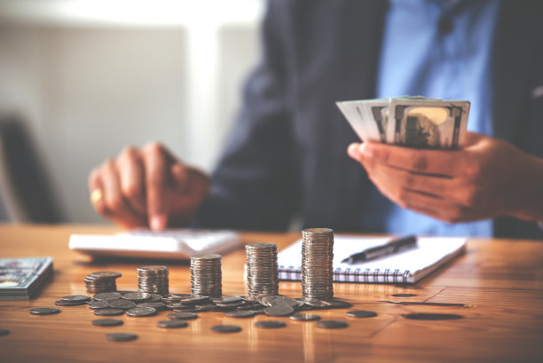 在有阳光的桌子上。财务会计的省钱之道图片下载