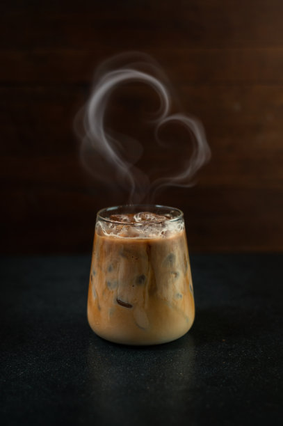 桌上有一杯咖啡图片下载