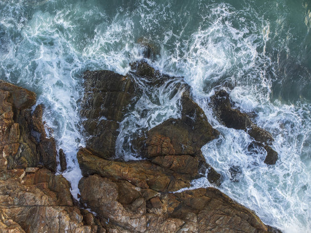 在泰国罗勇的Khao Laem Ya，海浪撞击岩石的空中景观视图(无人机拍摄)图片下载