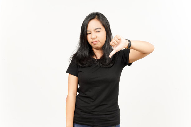 在白色背景上孤立的美丽亚洲女人的大拇指向下图片下载