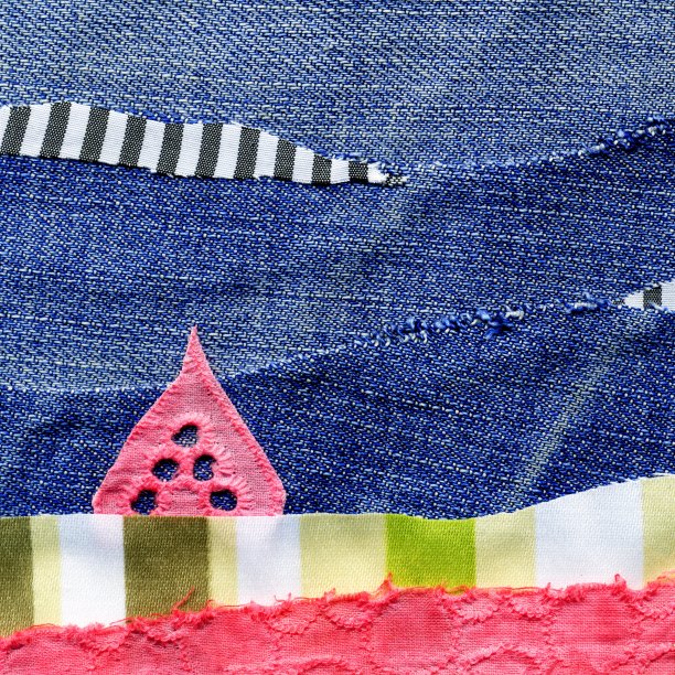 织物回收艺术贴花插图。树木、山丘和天空交织的森林景观。图片下载