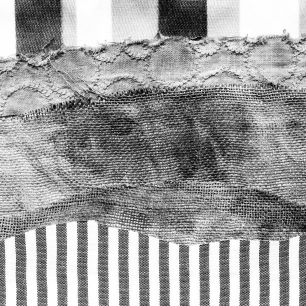 织物回收艺术贴花插图。错落有别的森林景观树木小山天空黑白色图片下载