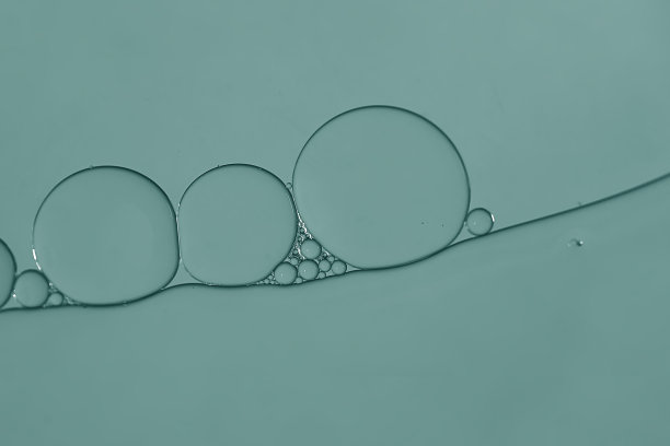 油和水会起泡。图片下载