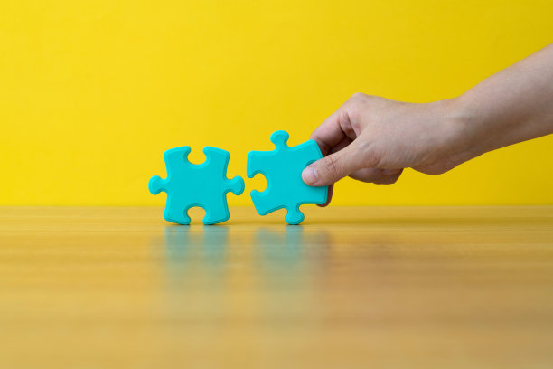 人们用手把两块拼图连接起来图片下载