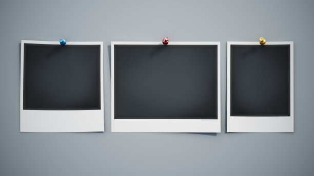 三个用图钉固定的即时相框图片下载