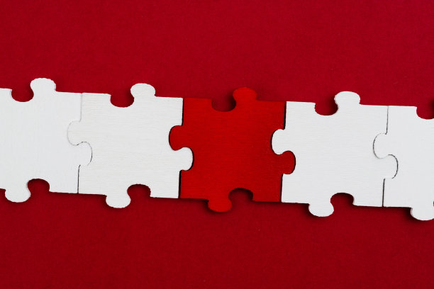 红色背景上的一排拼图图片下载