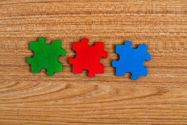 木桌上的三个拼图图片下载