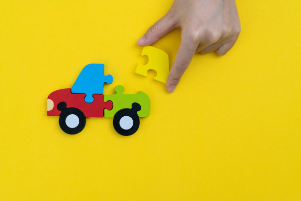 人类手玩拼图车图片下载