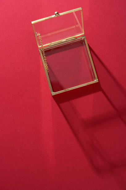 红色背景的玻璃首饰盒图片下载