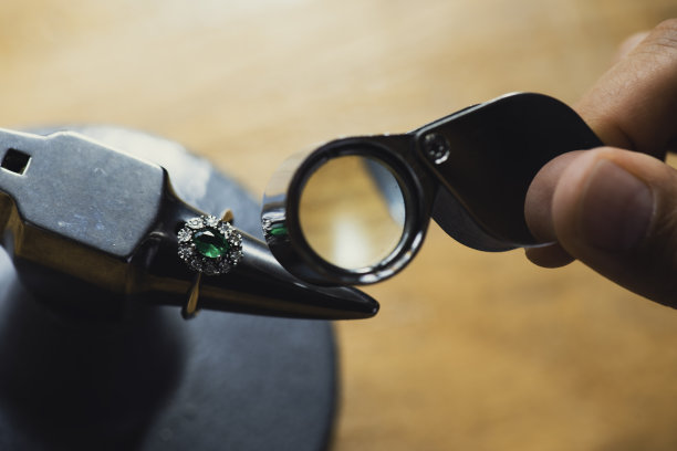 珠宝商检查钻石戒指图片下载