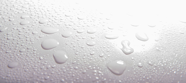 天然水滴质感。全帧镜头的水滴在白色的桌子上图片下载