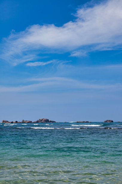 背景热带自然海景，蓝天白云，神奇的景观，令人惊叹的海洋(海)海岸线图片下载