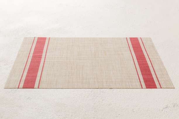 水泥背景红色桌布的透视图。为你的设计留出空间图片下载