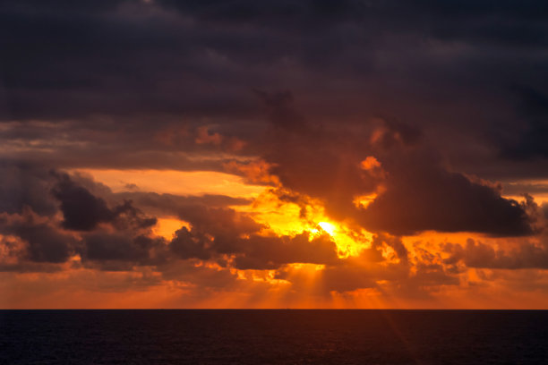 背景热带自然景观，迷人的海景日落，海洋(海)海岸线上惊人的天空，为暑假和商务旅行的概念图片下载