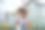 小女孩戴着帽子在花园里帮助她的妈妈，一个小园丁。可爱的女孩在菜园里玩。图片下载