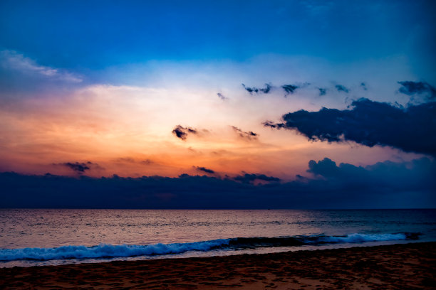 背景热带自然景观，迷人的海景日落，海洋(海)海岸线上惊人的天空，为暑假和商务旅行的概念图片下载