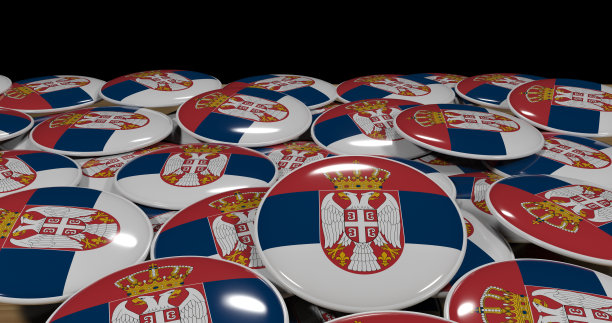 3D渲染塞尔维亚国旗别针在木桌上的政治，支持和民族主义图片下载