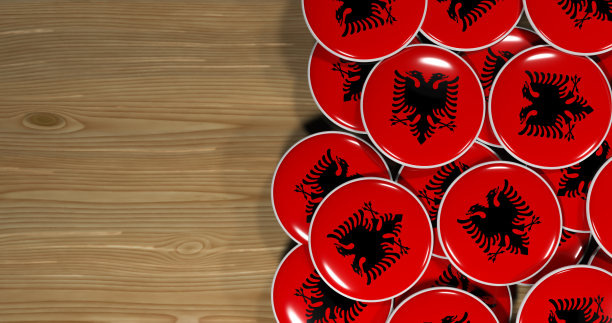 3D渲染的木桌上的丹麦国旗别针，展示政治、支持和民族主义图片下载