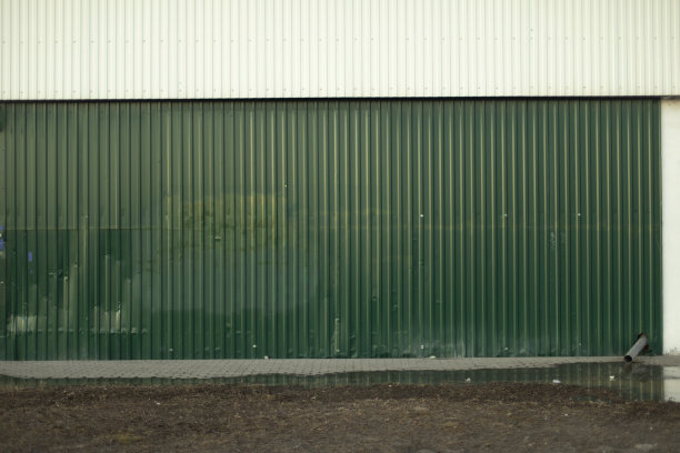 篱笆上街道。栅栏。领土上郊区的细节。图片下载