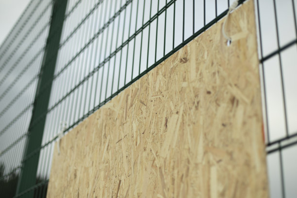 篱笆上街道。栅栏。领土上郊区的细节。图片下载