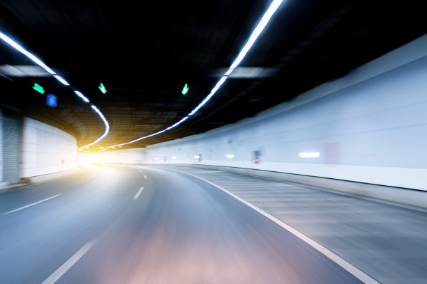 在空旷的交通隧道上行驶。在北京城市乘车夜景图片图片下载