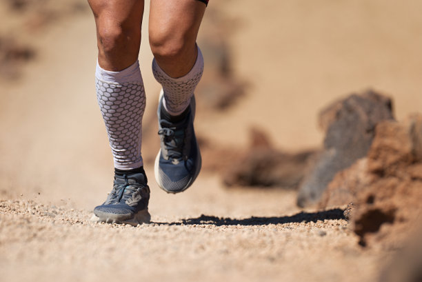 在山路上跑步的人图片下载
