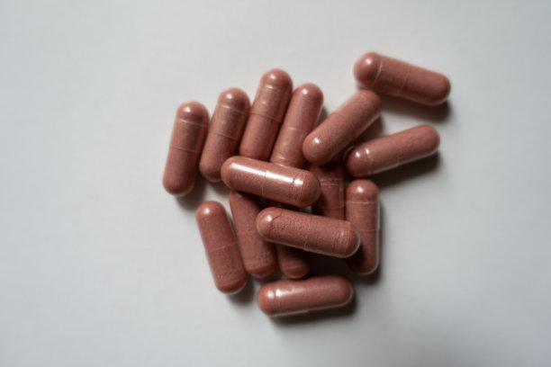 PQQ膳食补充剂粉色胶囊堆的俯视图图片下载