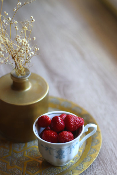 草莓和鲜花图片下载