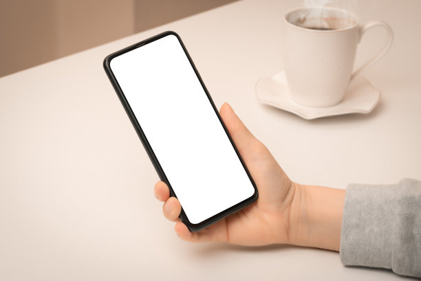 模型的手机。近距离的手持手机与黑屏智能手机在咖啡店。坐在咖啡馆里玩模拟手机的女人。图片下载