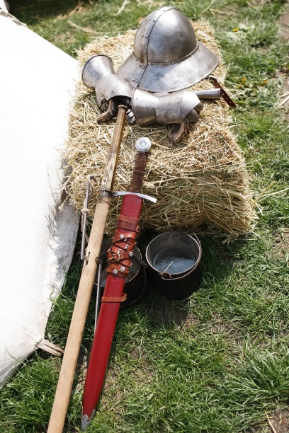 Reconsruction中世纪时代。佩剑，头盔和护手。图片下载