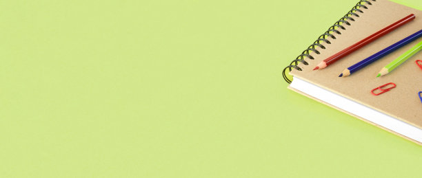 浅绿色背景的彩色学校用品。许多办公文具平铺。回到学校概念。大学工具、道具、配件。青柠新潮流色。俯视图，复制空间图片下载