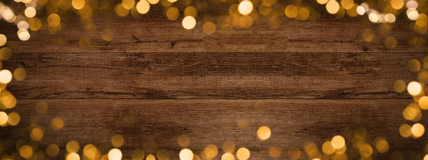 框架灯散焦金色的闪光，孤立在质朴的棕色木制纹理-节日新年除夕西尔维斯特新年派对圣诞节日背景横幅贺卡图片下载