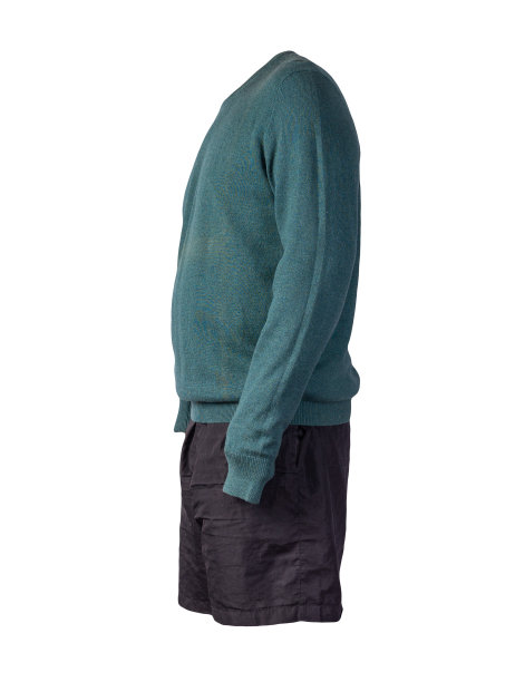 针织毛衣和短裤孤立在白色背景。每天穿的衣服图片下载