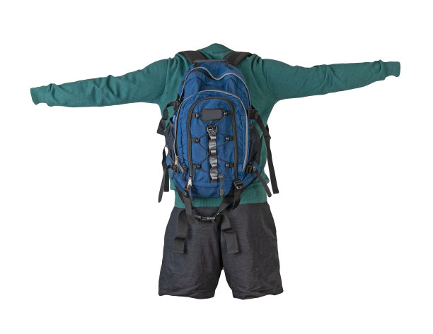 背包，短裤，毛衣孤立在白色背景。图片下载