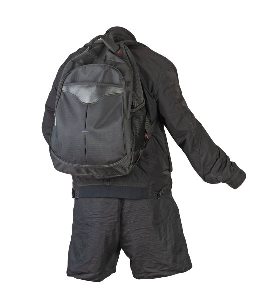 背包，短裤，夏季夹克孤立在白色背景。图片下载